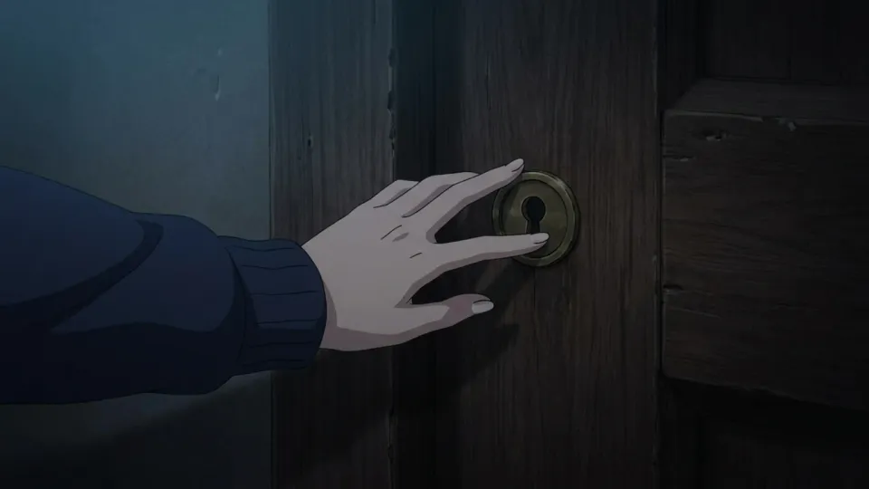 暗闇の中で鍵穴を探す手