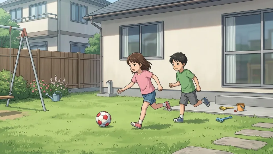 家の裏庭で遊ぶ子供たち